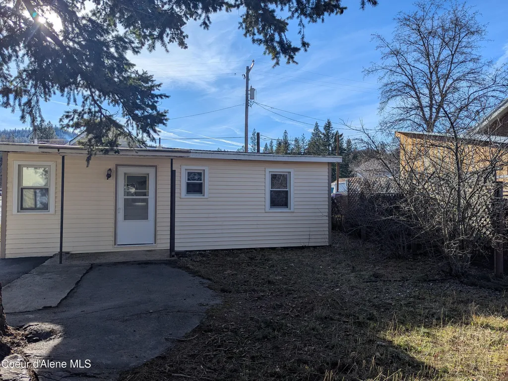 6 Maple Avenue Pinehurst ID 83850