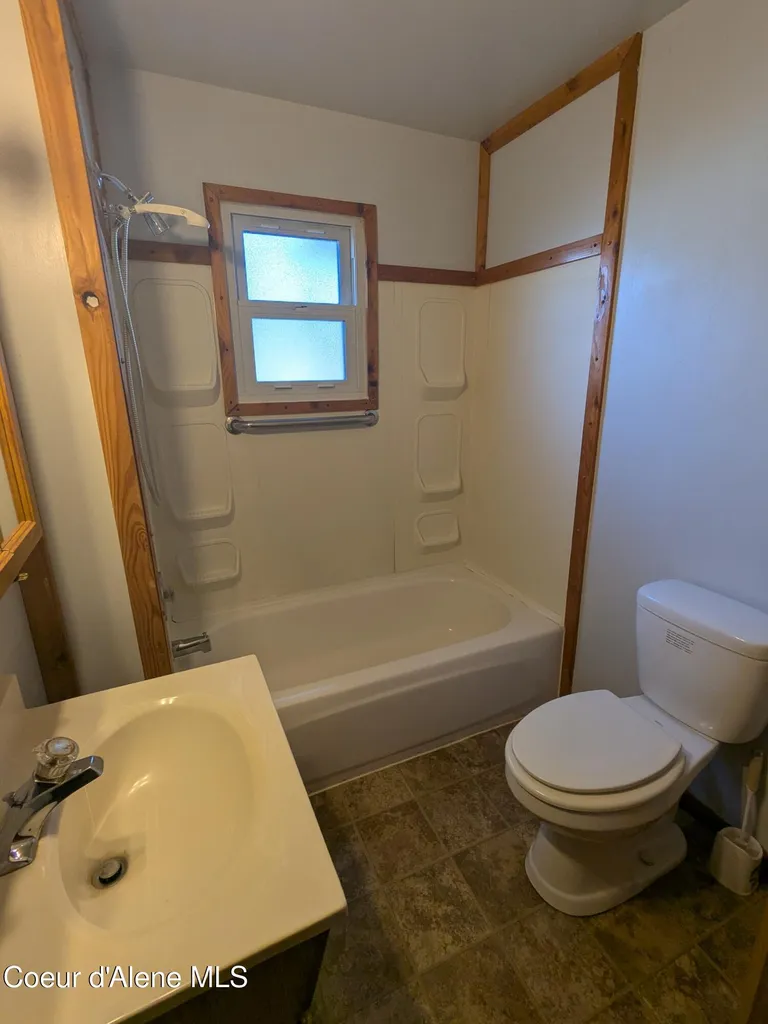 6 Maple Avenue Pinehurst ID 83850