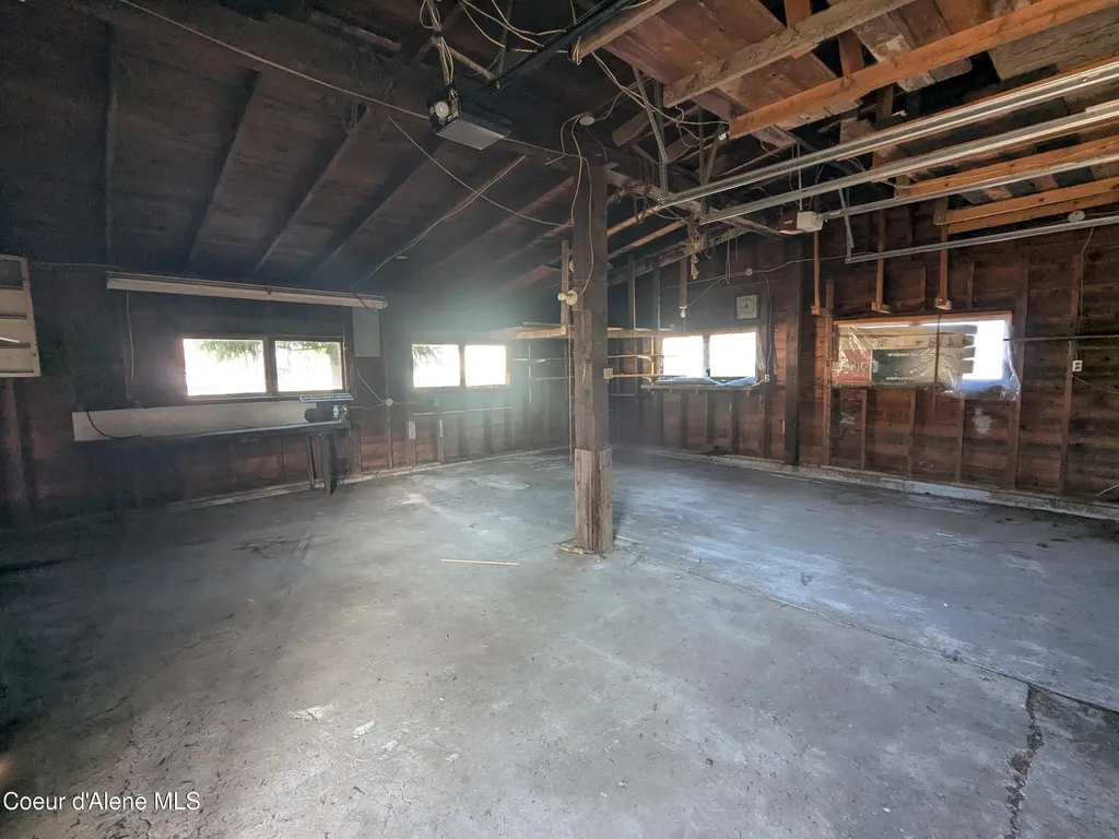 6 Maple Avenue Pinehurst ID 83850