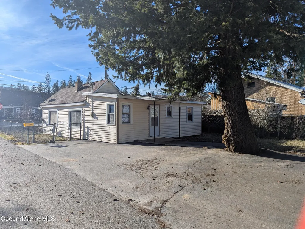 6 Maple Avenue Pinehurst ID 83850
