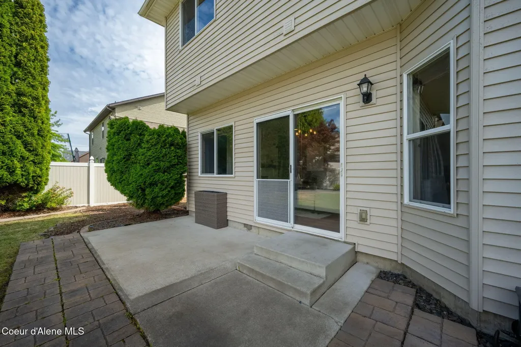 2547 W Blackberry Loop Hayden ID 83835