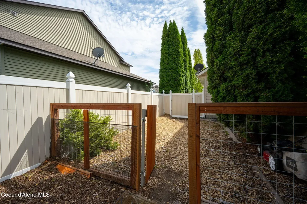 2547 W Blackberry Loop Hayden ID 83835