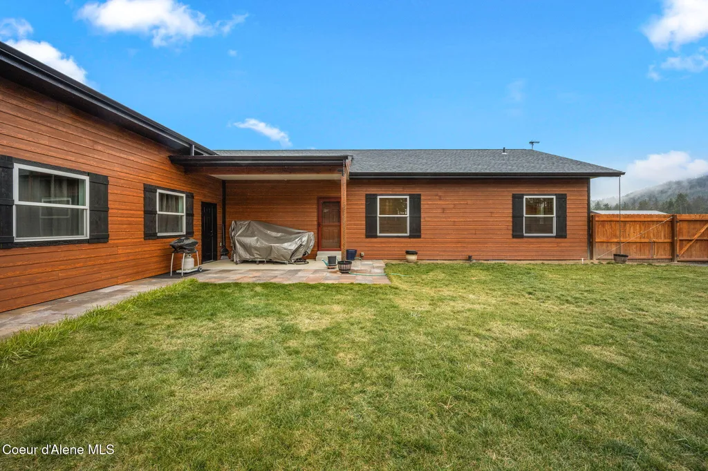 86 Nuthatch Lane Moyie Springs ID 83845