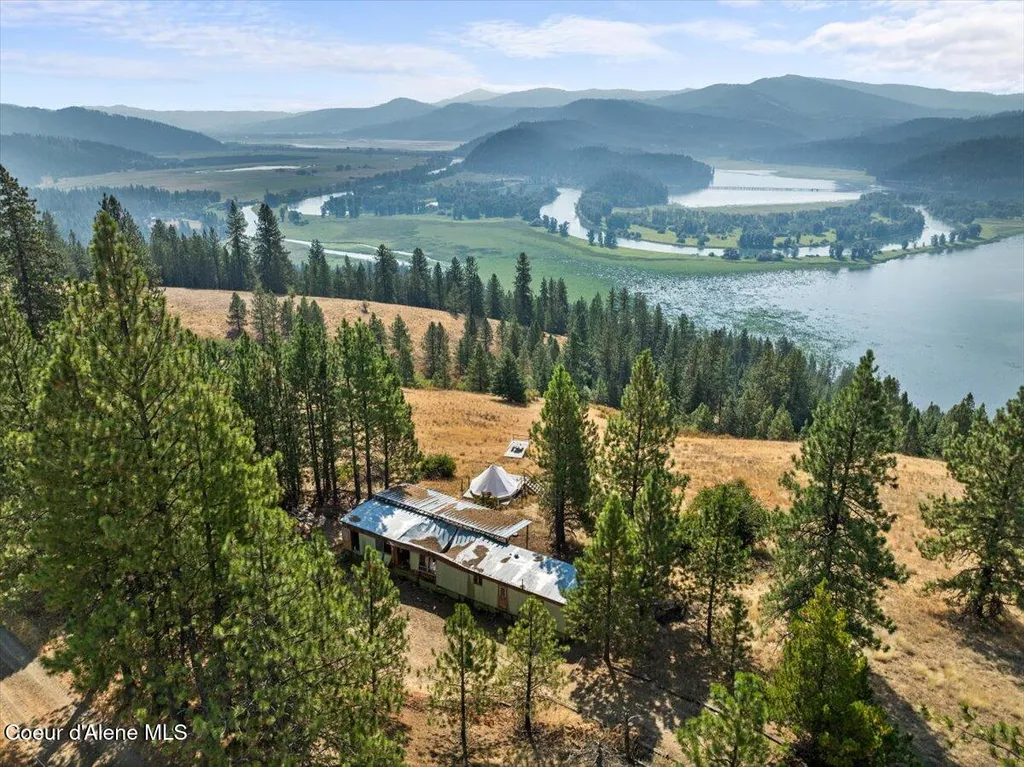 5674 E Holiday Road Harrison ID 83833