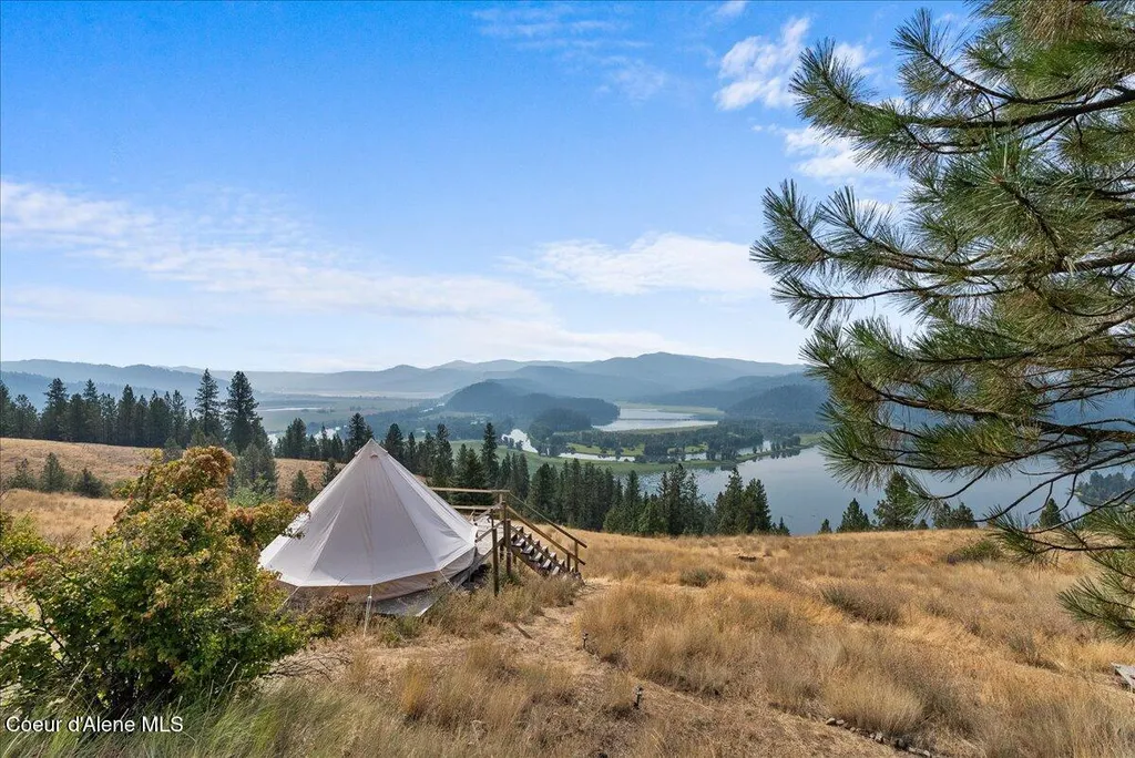 5674 E Holiday Road Harrison ID 83833
