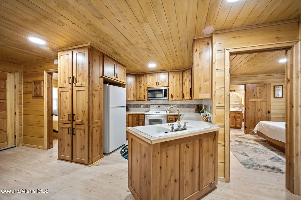 109 E Kamloop Avenue Bayview ID 83803