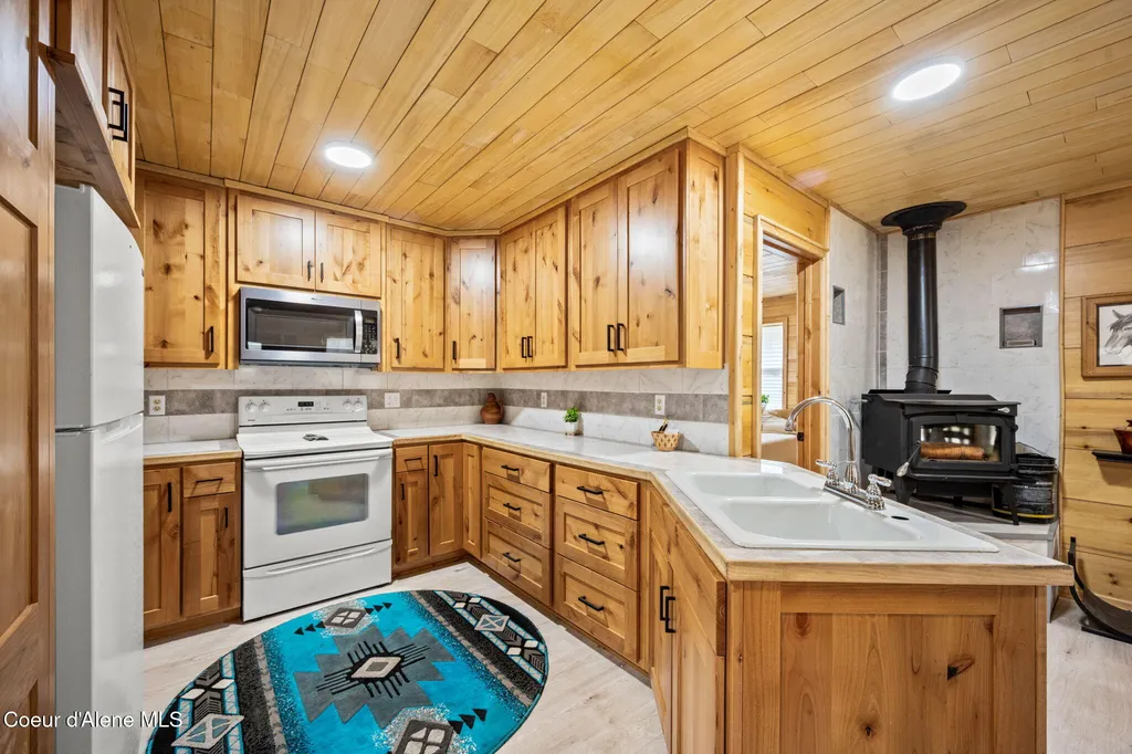 109 E Kamloop Avenue Bayview ID 83803