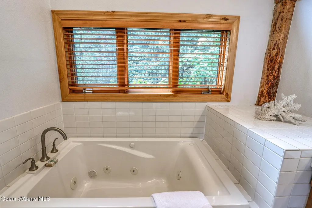 23 W Bay Wood Lane Hope ID 83836