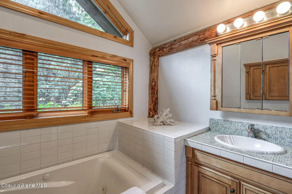 23 W Bay Wood Lane Hope ID 83836