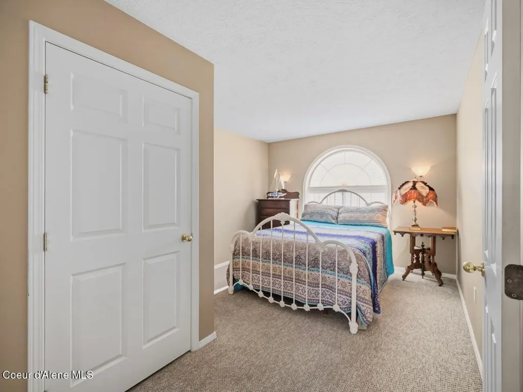 6908 N East Bluff Court Spokane WA 99208