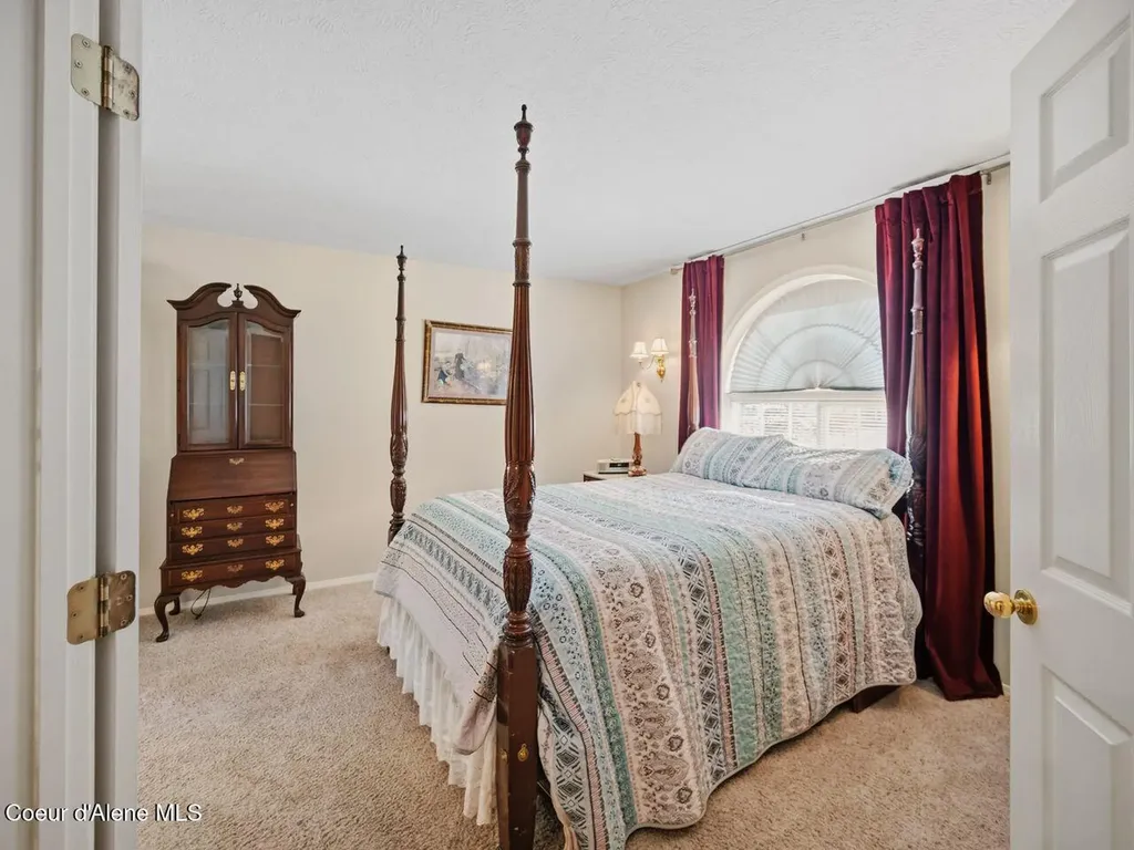 6908 N East Bluff Court Spokane WA 99208
