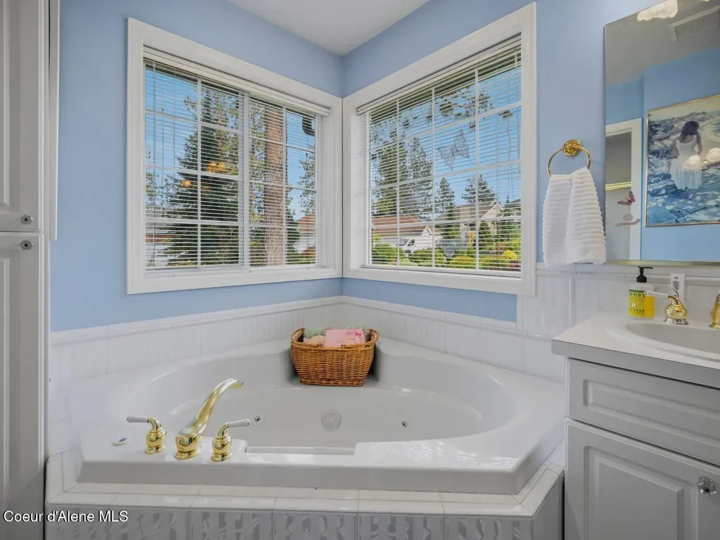 6908 N East Bluff Court Spokane WA 99208