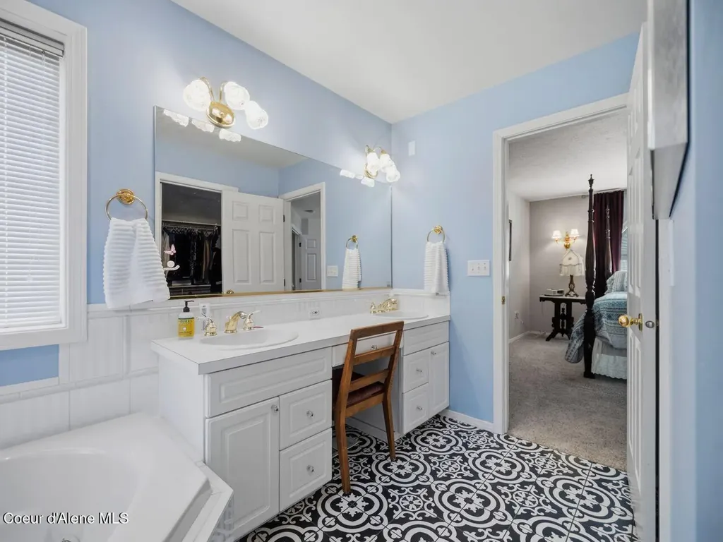 6908 N East Bluff Court Spokane WA 99208