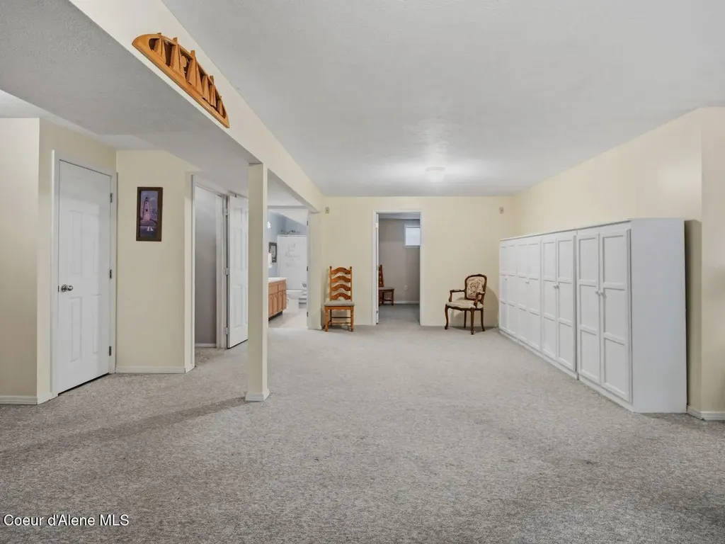 6908 N East Bluff Court Spokane WA 99208