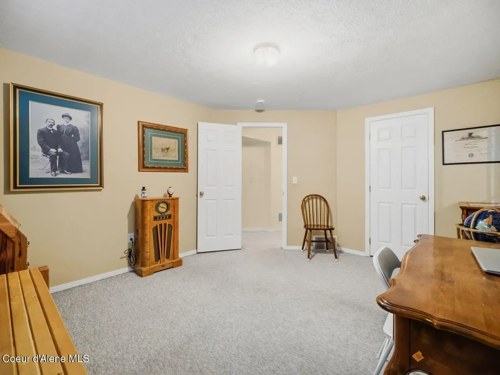 6908 N East Bluff Court Spokane WA 99208