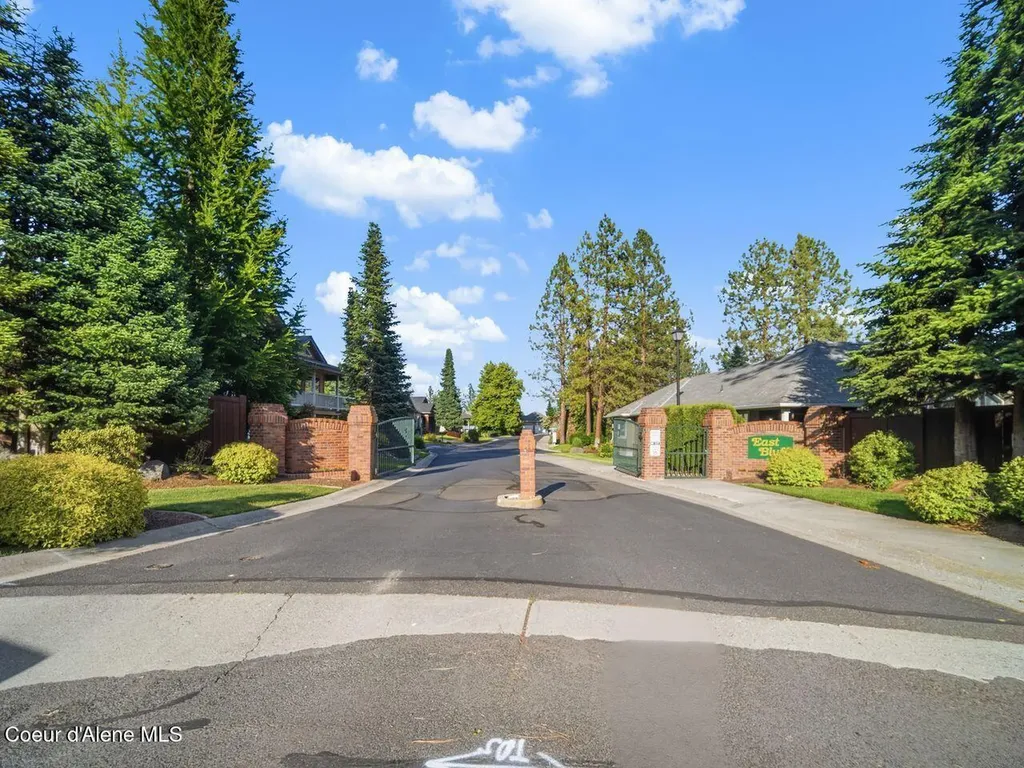 6908 N East Bluff Court Spokane WA 99208