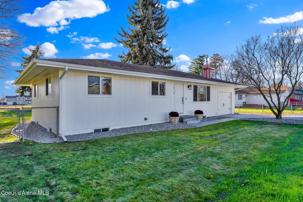 1810 W Honeysuckle Avenue Hayden ID 83835