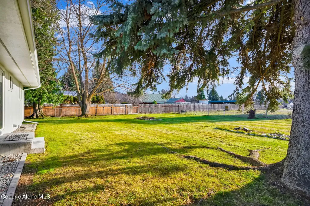 1810 W Honeysuckle Avenue Hayden ID 83835