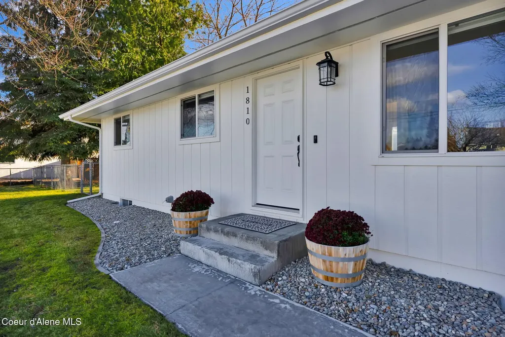 1810 W Honeysuckle Avenue Hayden ID 83835