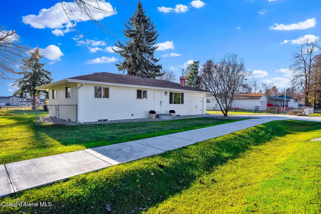1810 W Honeysuckle Avenue Hayden ID 83835