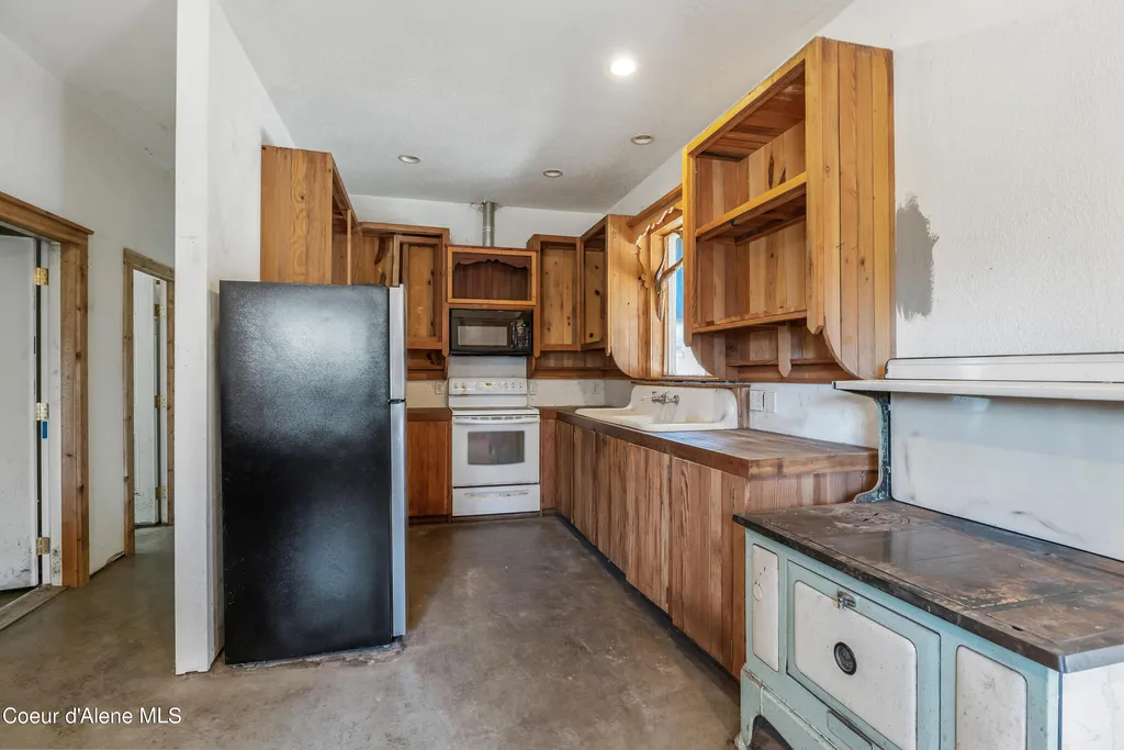 16154 N Smith Avenue Hauser ID 83854