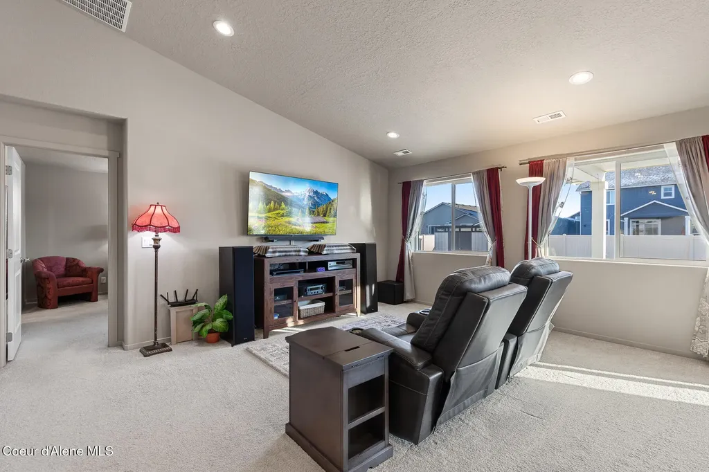 10493 N Belgrave Lp Hayden ID 83835
