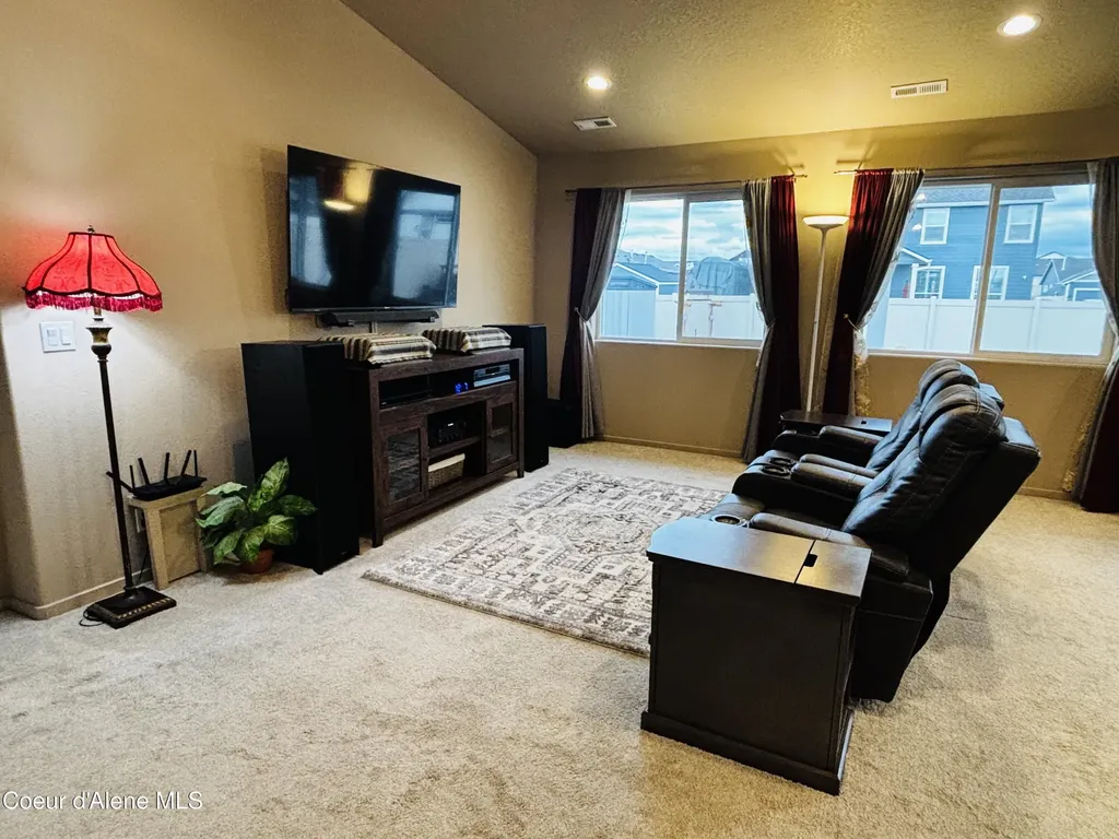 10493 N Belgrave Lp Hayden ID 83835