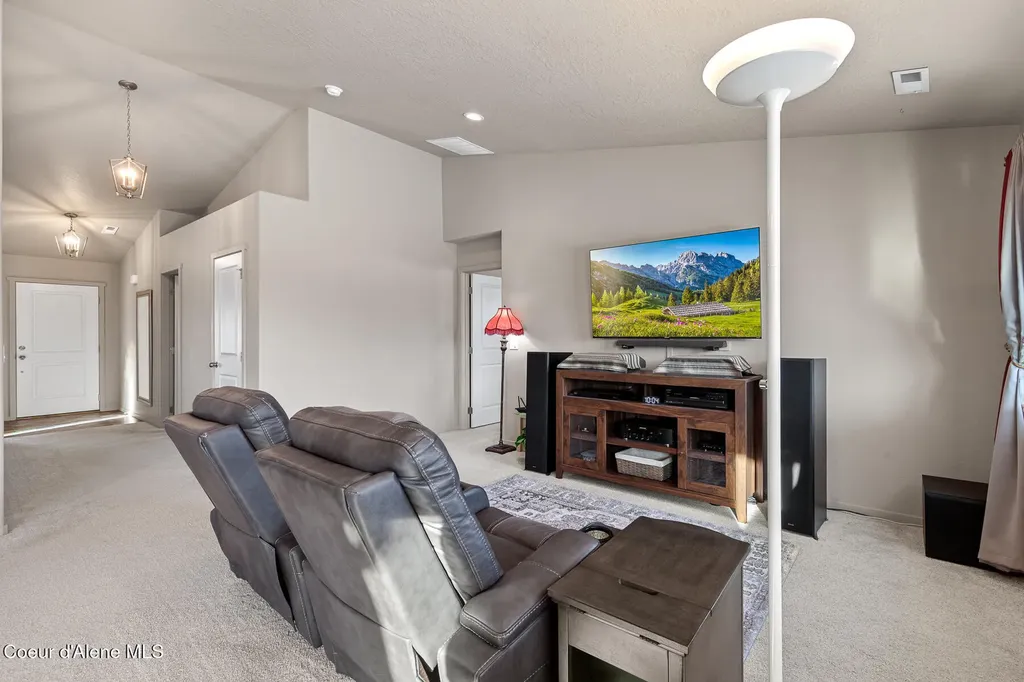 10493 N Belgrave Lp Hayden ID 83835