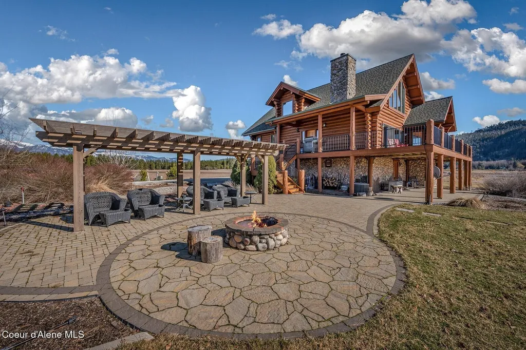 296 Camp Peine Road Sagle ID 83860