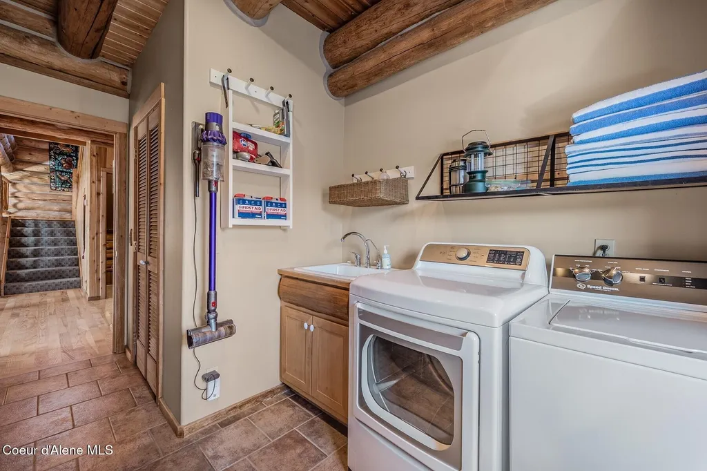 296 Camp Peine Road Sagle ID 83860