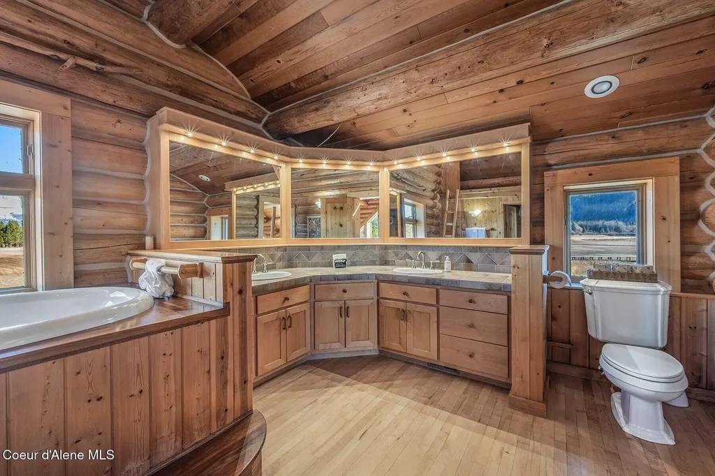 296 Camp Peine Road Sagle ID 83860