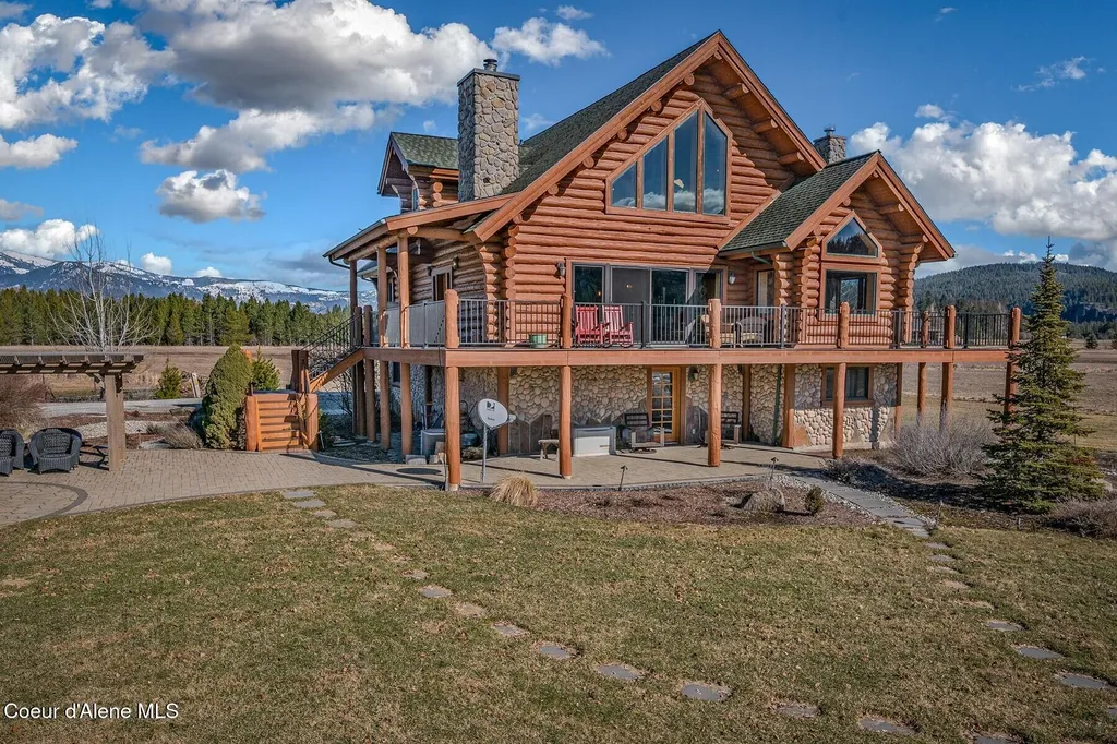 296 Camp Peine Road Sagle ID 83860