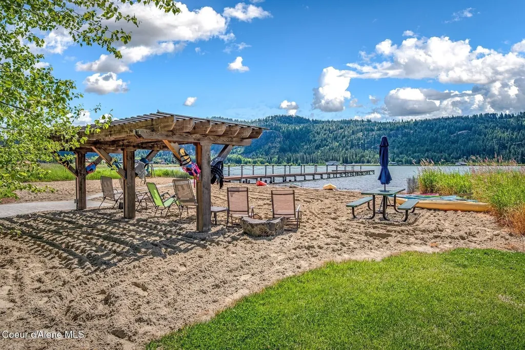 296 Camp Peine Road Sagle ID 83860