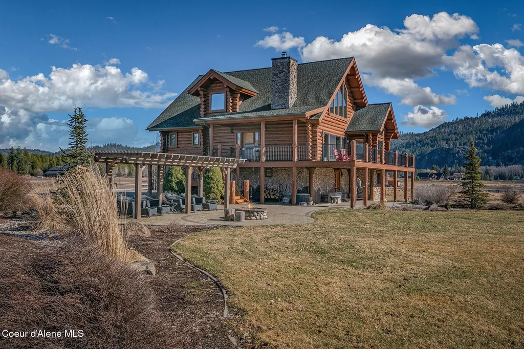 296 Camp Peine Road Sagle ID 83860