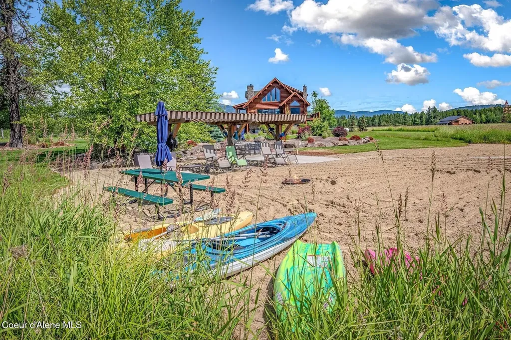 296 Camp Peine Road Sagle ID 83860