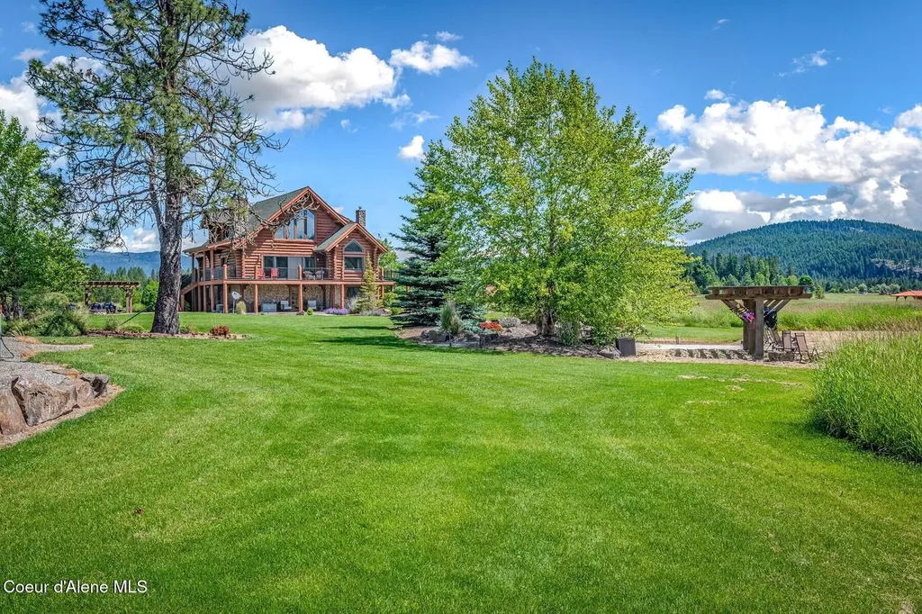 296 Camp Peine Road Sagle ID 83860