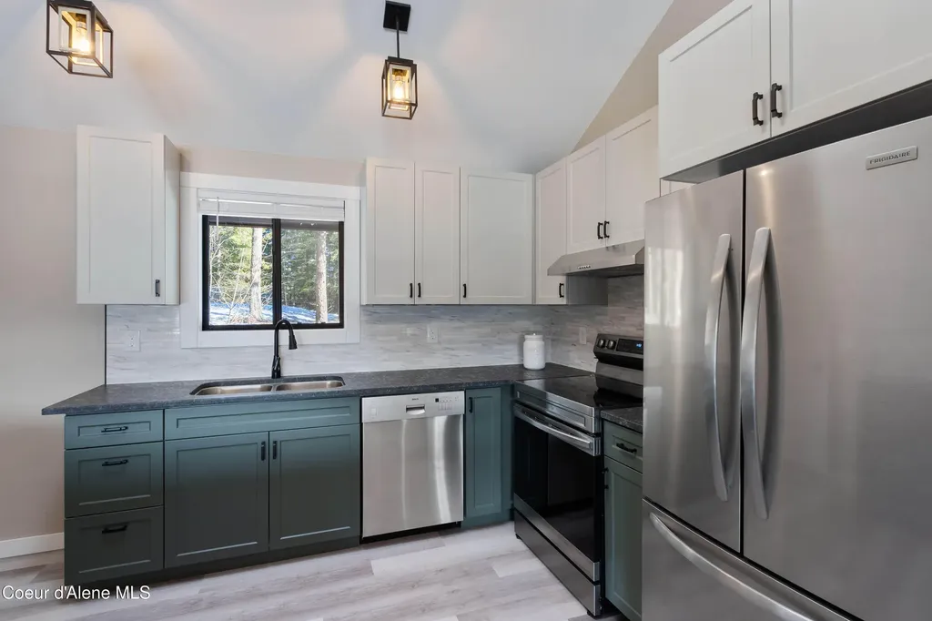 176 Swan Shores Drive Sagle ID 83860