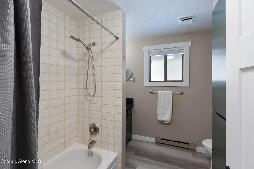 176 Swan Shores Drive Sagle ID 83860