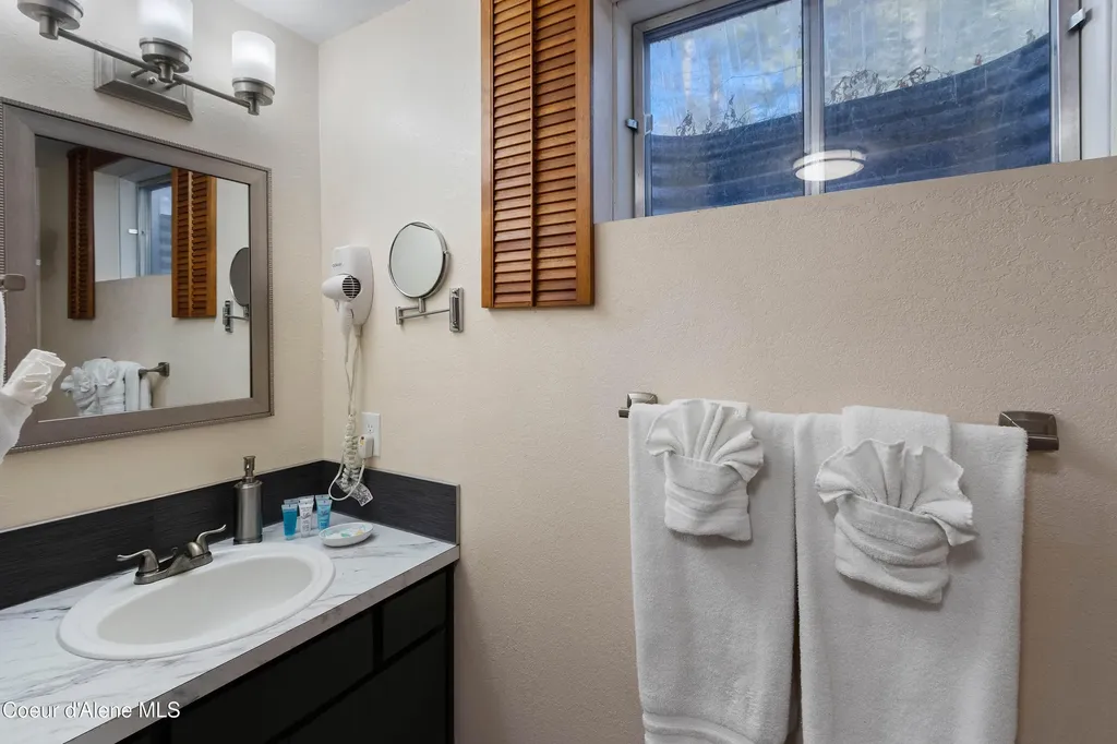176 Swan Shores Drive Sagle ID 83860