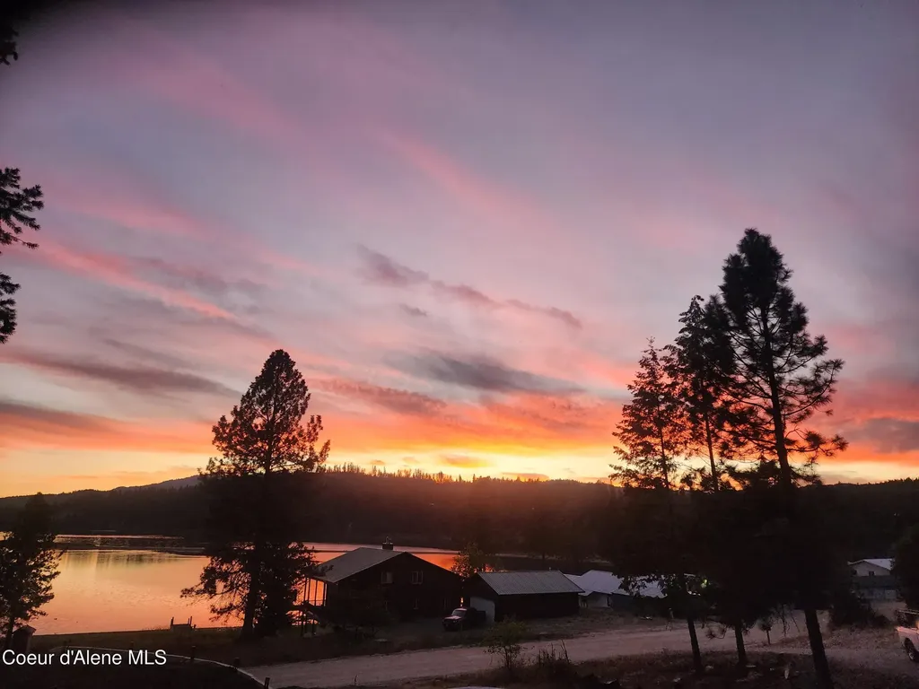 176 Swan Shores Drive Sagle ID 83860