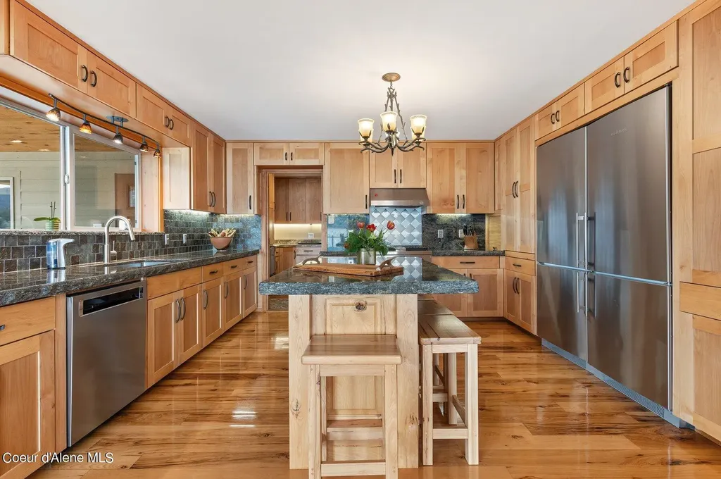 2537 Lakeshore Drive Sagle ID 83860
