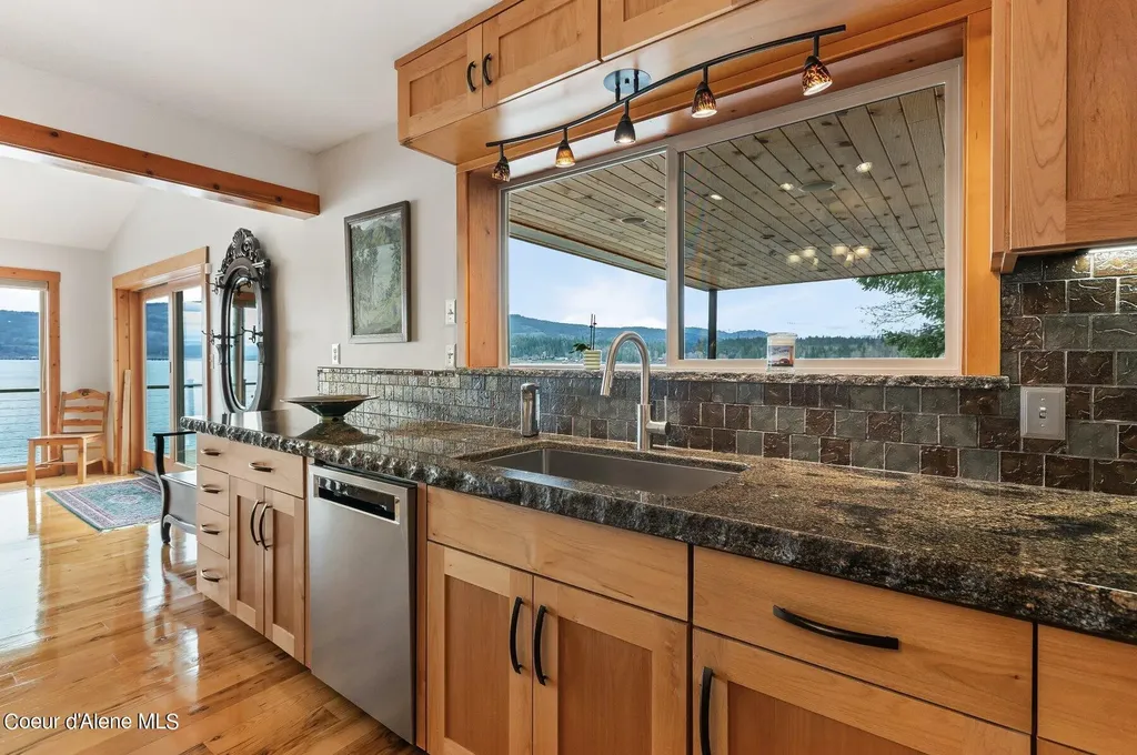 2537 Lakeshore Drive Sagle ID 83860