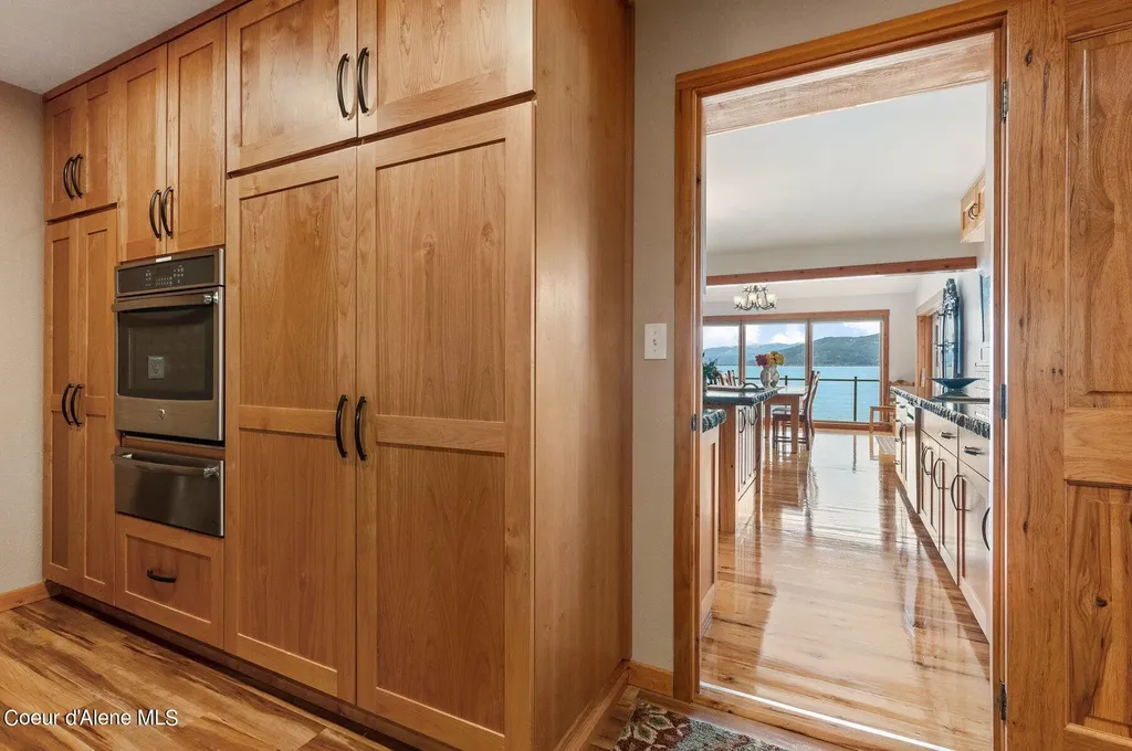 2537 Lakeshore Drive Sagle ID 83860