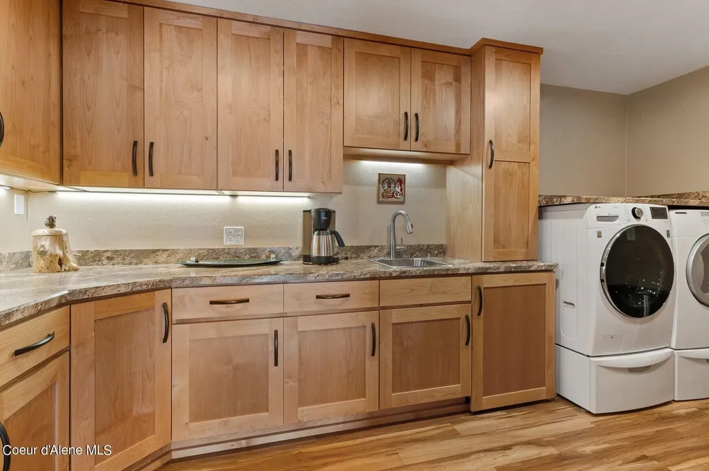 2537 Lakeshore Drive Sagle ID 83860