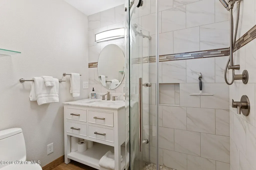 2537 Lakeshore Drive Sagle ID 83860