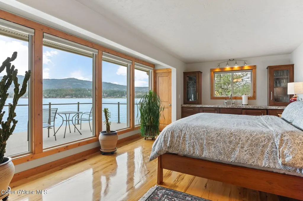 2537 Lakeshore Drive Sagle ID 83860