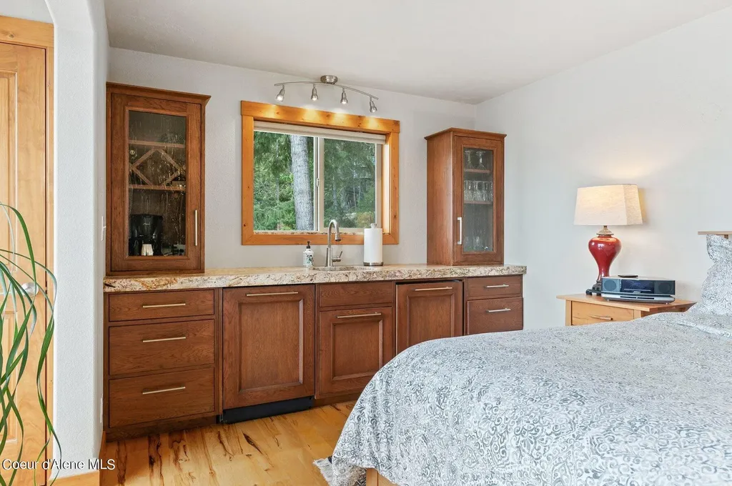2537 Lakeshore Drive Sagle ID 83860