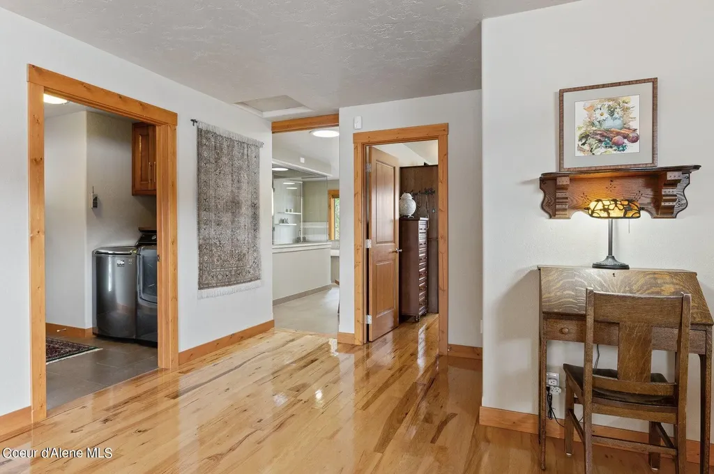2537 Lakeshore Drive Sagle ID 83860
