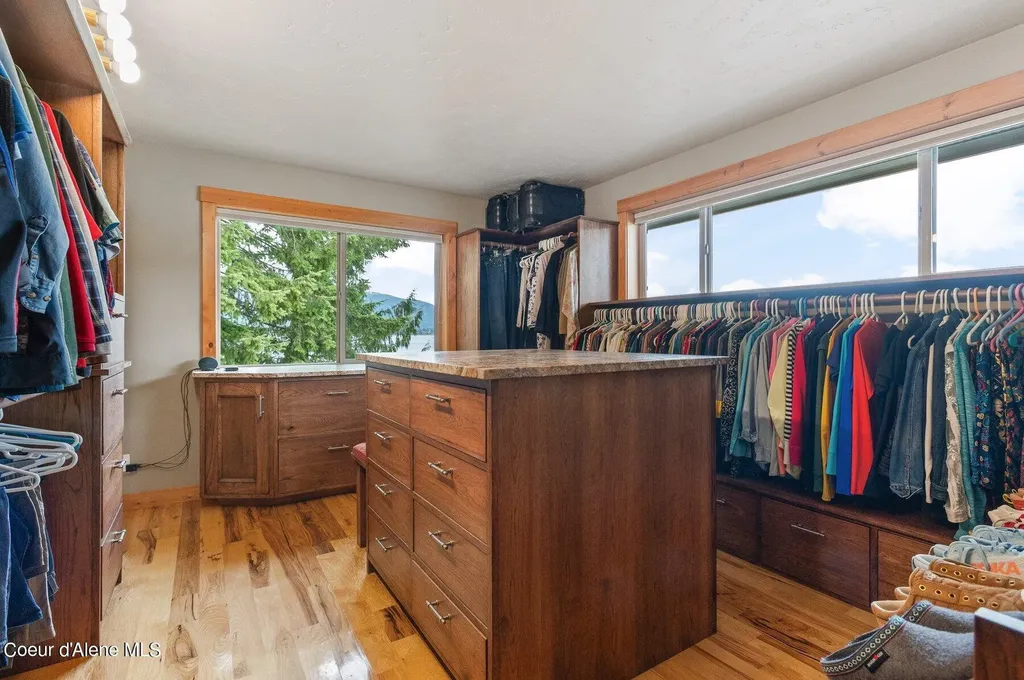 2537 Lakeshore Drive Sagle ID 83860