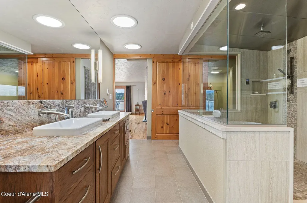 2537 Lakeshore Drive Sagle ID 83860